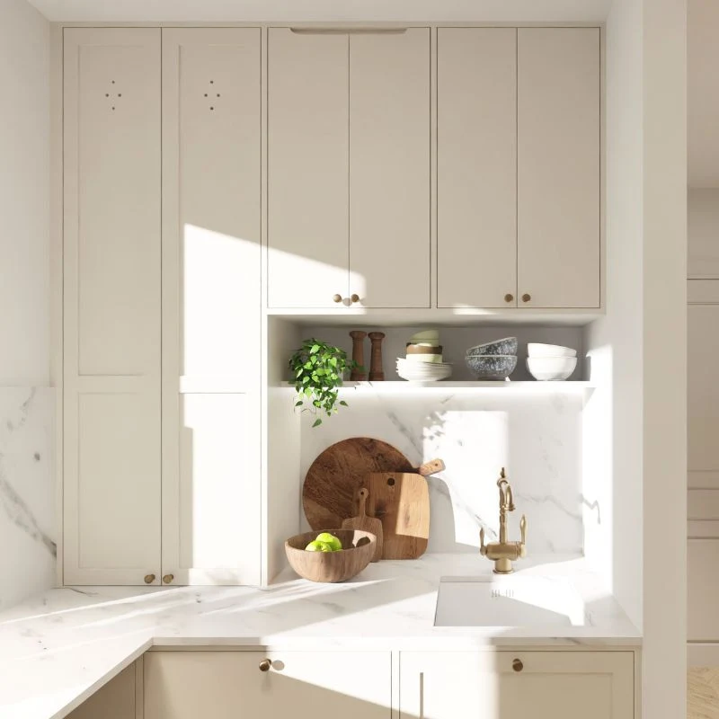 Jasna kuchnia z marmurowym blatem, drewnianymi akcentami i roślinami dekoracyjnymi